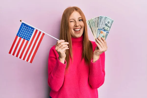 Joven Mujer Irlandesa Sosteniendo Bandera Los Estados Unidos Dólares Guiñando — Foto de Stock