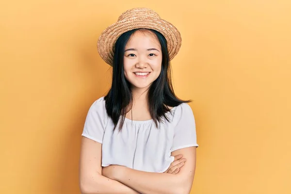 Jong Chinees Meisje Met Zomerhoed Vrolijk Gezicht Glimlachend Met Gekruiste — Stockfoto
