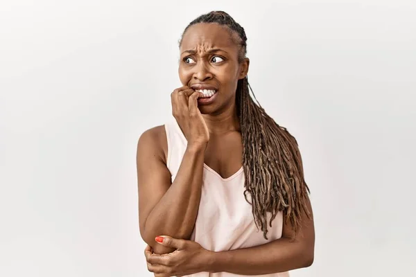 Zwarte Vrouw Met Vlechten Staan Geïsoleerde Achtergrond Kijken Gestrest Nerveus — Stockfoto