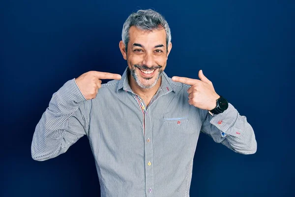 Schöner Mann Mittleren Alters Mit Grauen Haaren Business Hemd Fröhlich — Stockfoto