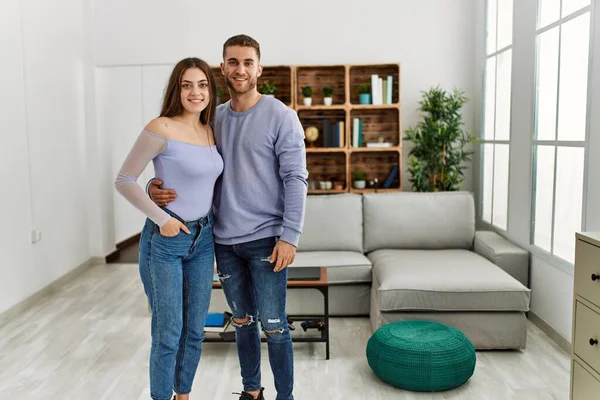 Genç Beyaz Bir Çift Mutlu Bir Şekilde Evde Dikiliyor — Stok fotoğraf