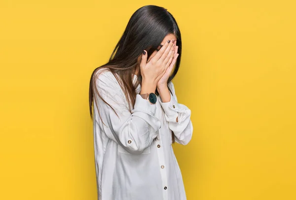 泣きながら手で顔を覆う悲しい表情のカジュアルな白いシャツを着た若い美しい女性 うつ病の概念 — ストック写真