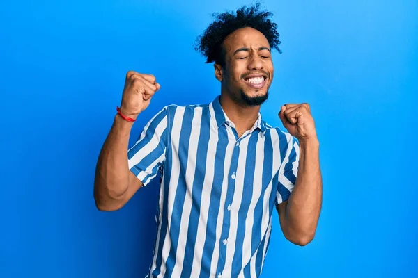 Ung Afrikansk Amerikansk Man Med Skägg Bär Casual Randig Skjorta — Stockfoto