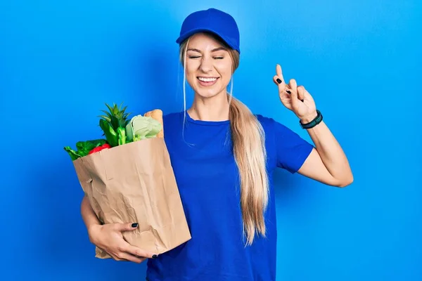 Junge Kaukasische Frau Kurieruniform Mit Einkäufen Aus Dem Supermarkt Und — Stockfoto