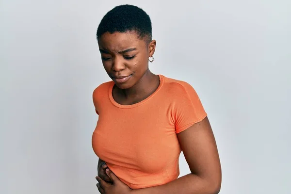 Ung Afrikansk Amerikansk Kvinna Bär Casual Orange Shirt Med Hand — Stockfoto