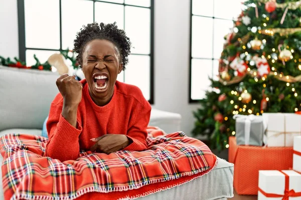 Jovem Afro Americana Deitada Sofá Junto Árvore Natal Irritada Louca — Fotografia de Stock