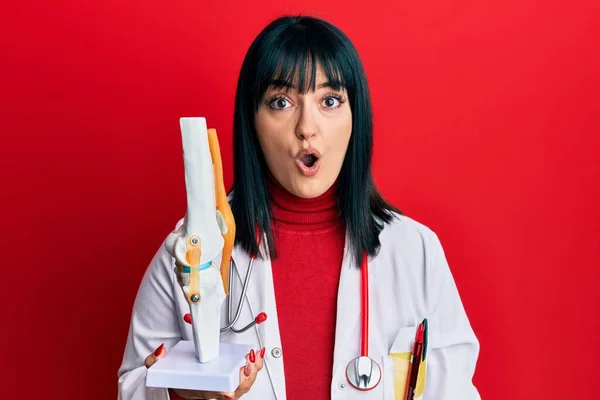 Ung Latinamerikansk Läkare Kvinna Som Håller Anatomisk Modell Knäled Rädd — Stockfoto