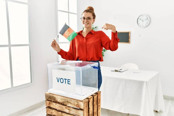 Ung Brunett Kvinna Vid Valurnan Håller Afghanistan Flagga Pekar Finger — Stockfoto