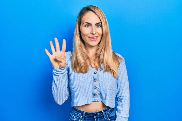 Молода Біла Жінка Повсякденному Одязі Показує Вказує Пальцями Номер Чотири — стокове фото