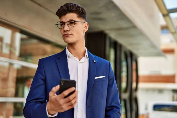 Hombre Joven Usando Teléfono Inteligente Con Traje Gafas Calle —  Fotos de Stock