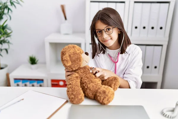 Joven Chica Hispana Revisando Salud Del Oso Peluche Clínica Médica — Foto de Stock