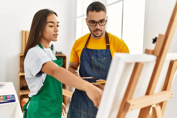 Giovane Insegnante Pittura Con Espressione Seria Guardando Studente Disegnare Studio — Foto Stock