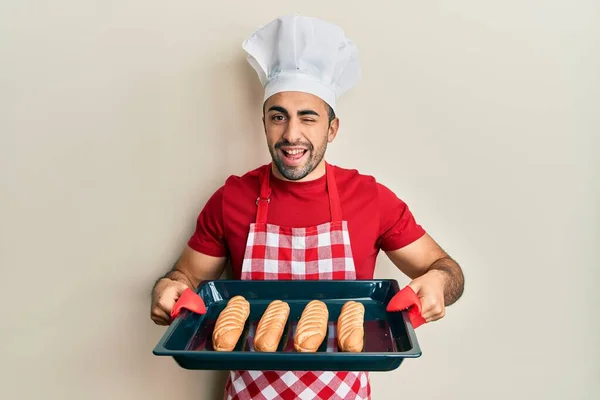 Giovane Uomo Ispanico Indossa Panettiere Uniforme Possesso Pane Fatto Casa — Foto Stock