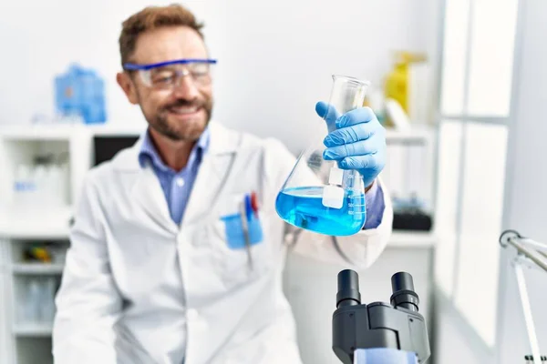 Homem Hispânico Meia Idade Usando Uniforme Cientista Trabalhando Laboratório — Fotografia de Stock