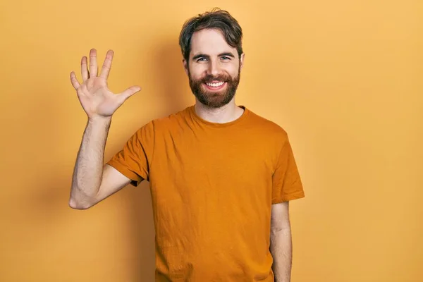 Hombre Caucásico Con Barba Usando Camiseta Amarilla Casual Mostrando Apuntando —  Fotos de Stock