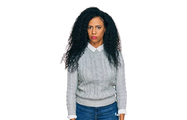 Medelålders Afrikansk Amerikansk Kvinna Klädd Avslappnade Kläder Med Allvarliga Ansiktsuttryck — Stockfoto