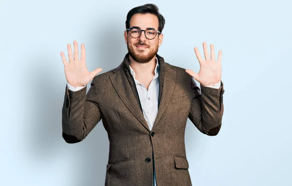 Mladý Hispánec Obchodní Bundě Brýlích Ukazuje Ukazuje Prsty Číslo Deset — Stock fotografie