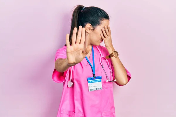 Genç Esmer Kadın Doktor Üniforması Giyiyor Steteskop Ellerle Gözleri Örtüyor — Stok fotoğraf