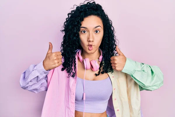 Mulher Hispânica Jovem Com Cabelo Encaracolado Fazendo Polegares Para Cima — Fotografia de Stock