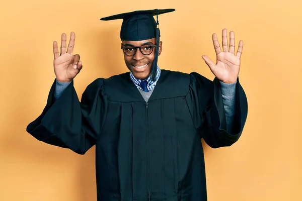 Junger Afrikanisch Amerikanischer Mann Mit Abschlussmütze Und Zeremoniengewand Zeigt Mit — Stockfoto