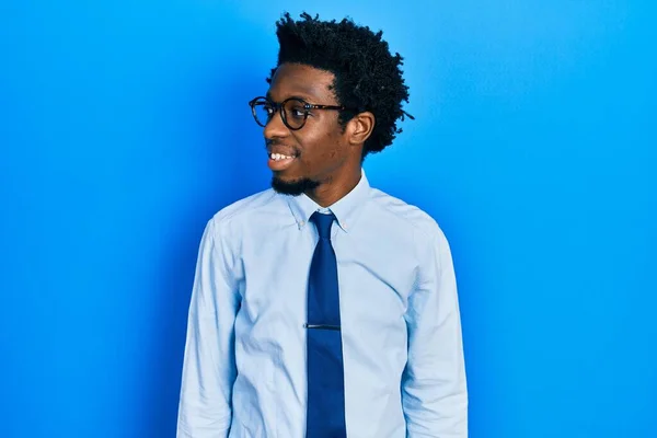 若いアフリカ系アメリカ人の男は ビジネス服を着て横に見て 自然な顔と自信を持って笑顔でプロファイルポーズをリラックス — ストック写真