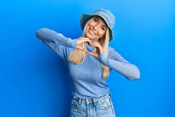 Mulher Loira Jovem Usando Chapéu Ganga Casual Sorrindo Amor Fazendo — Fotografia de Stock