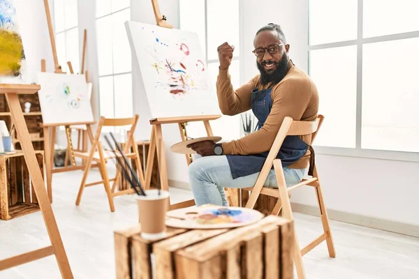 アフリカ系アメリカ人のアーティストの男がキャンバスに絵を描くアートスタジオでいらいらし 怒りと怒りで叫び 怒りと手を上げて — ストック写真