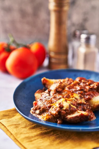 Placa Patatas Asadas Con Salsa Sobre Superficie Mármol —  Fotos de Stock