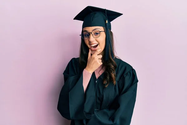 Young Hispanic Woman Wearing Graduation Cap Ceremony Robe Looking Confident — Stock Photo, Image