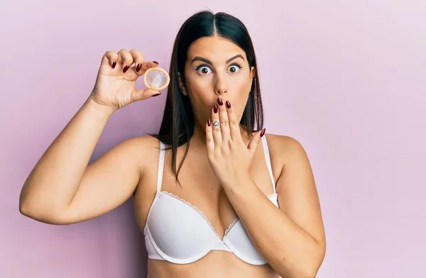 Güzel Esmer Kadın Çamaşırı Giyiyor Elinde Prezervatifle Ağzını Eliyle Kapatıyor — Stok fotoğraf