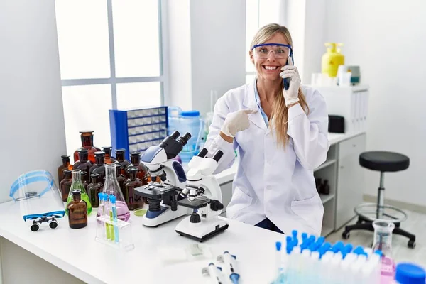 Bella Donna Che Lavora Laboratorio Scienziato Parlando Telefono Puntando Dito — Foto Stock