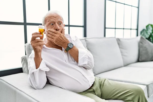 Senior Man Met Pillen Geschokt Bedekken Mond Met Handen Voor — Stockfoto