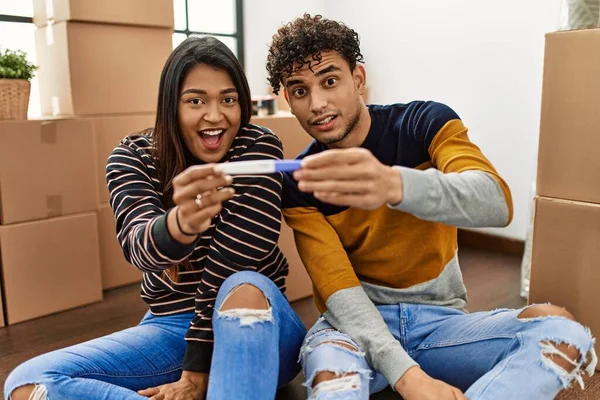 Genç Latin çift yeni evlerinde yerde otururken hamilelik testi yaparken şaşırdılar..