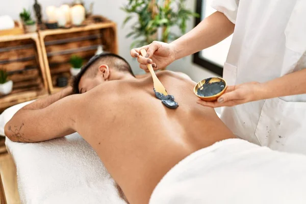 Hombre Hispano Joven Relajado Teniendo Tratamiento Piel Centro Belleza — Foto de Stock