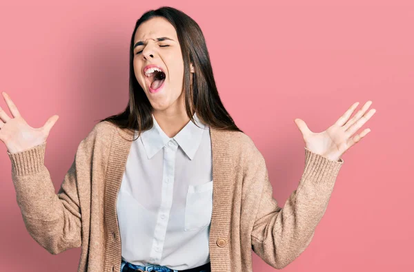 Joven Adolescente Morena Con Camisa Blanca Casual Chaqueta Celebrando Loco —  Fotos de Stock