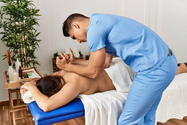 Sjukgymnast Gör Massage Till Kvinna Skönhetscentret — Stockfoto