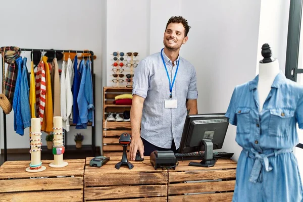 Jovem Lojista Hispânico Homem Sorrindo Feliz Trabalhando Loja Roupas — Fotografia de Stock