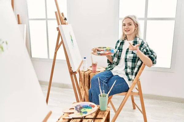 Jovem Artista Mulher Pintura Sobre Tela Estúdio Arte Acenando Vir — Fotografia de Stock