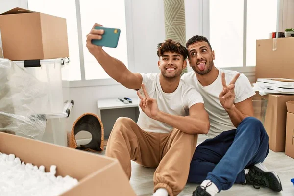 Dos Hombres Hispanos Pareja Sonriendo Confiado Hacer Selfie Por Teléfono — Foto de Stock
