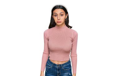 Günlük kıyafetler giyen genç İspanyol kız depresyonda ve sıkıntıdan endişeleniyor, kızgın ve korkmuş bir şekilde ağlıyor. hüzünlü ifade. 