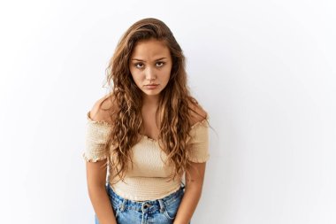 Geçmişi şüpheci ve gergin olan güzel İspanyol kadın, sorun yüzünden surat asıyor. negatif kişi. 