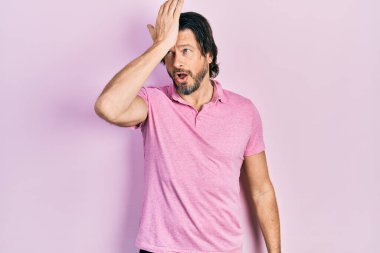 Orta yaşlı, beyaz tişört giyen beyaz tenli bir adam hata yaptığında el ele şaşırır. Hatayı hatırla. Unuttum, kötü hafıza kavramı. 