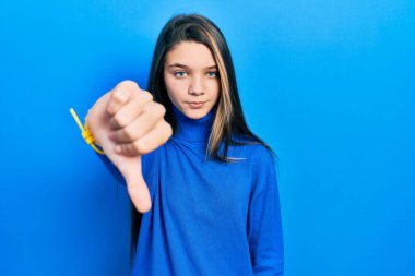 Balıkçı yaka kazak giyen genç esmer kız mutsuz görünüyor ve reddedildiğini gösteriyor. kötü ifade. 