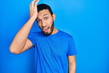 Sıradan mavi tişörtler giyen İspanyol sakallı bir adam hata sonucu elleri kafalarında şaşırdı. Hatayı hatırla. Unuttum, kötü hafıza kavramı. 