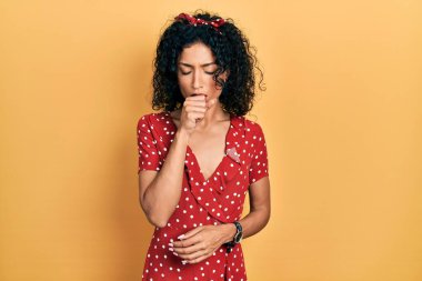 Yazlık elbise giyen genç Latin kız kendini kötü hissediyor ve soğuk algınlığı veya bronşitin belirtisi olarak öksürüyor. sağlık hizmeti kavramı. 