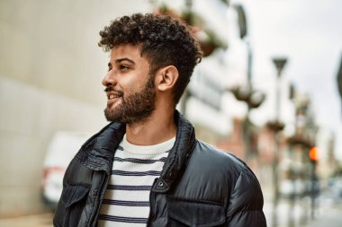 Kasabada gülümseyen genç bir Arap.