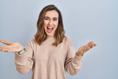 İzole edilmiş arka planda duran genç bir kadın neşeli bir şekilde el ele tutuşup yardım ve kabullenme sunuyor.. 