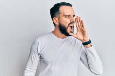 Sakallı, günlük beyaz gömlekli genç adam el ele tutuşarak bağırıyor ve çığlık atıyordu. iletişim konsepti. 