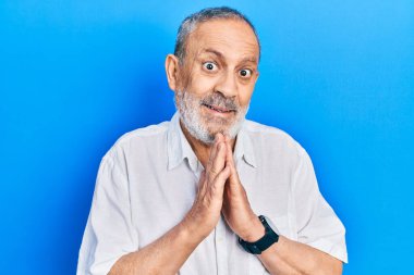 Yakışıklı, son sınıf öğrencisi, sakallı, sıradan beyaz gömlekli, elleriyle dua eden, affedilmek isteyen, kendinden emin, gülümseyen.. 