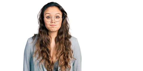 Junges Hispanisches Mädchen Businesskleidung Und Brille Die Wangen Mit Lustigem — Stockfoto